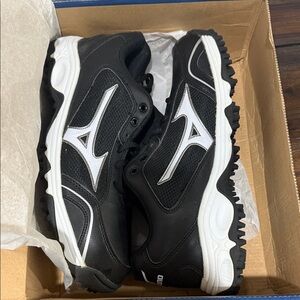 NEW SOFTBALL Mizuno 9 Spike Erupt 2 in Black and White